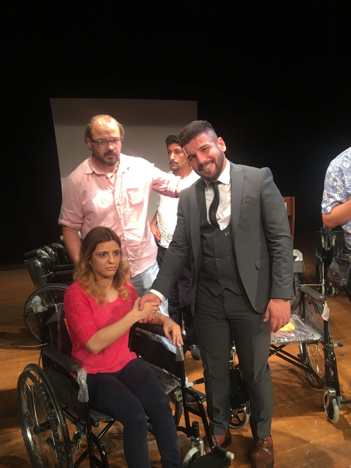 Tek Engelliler sanat tiyatrosu tekerlekli sandalye dağıtımı